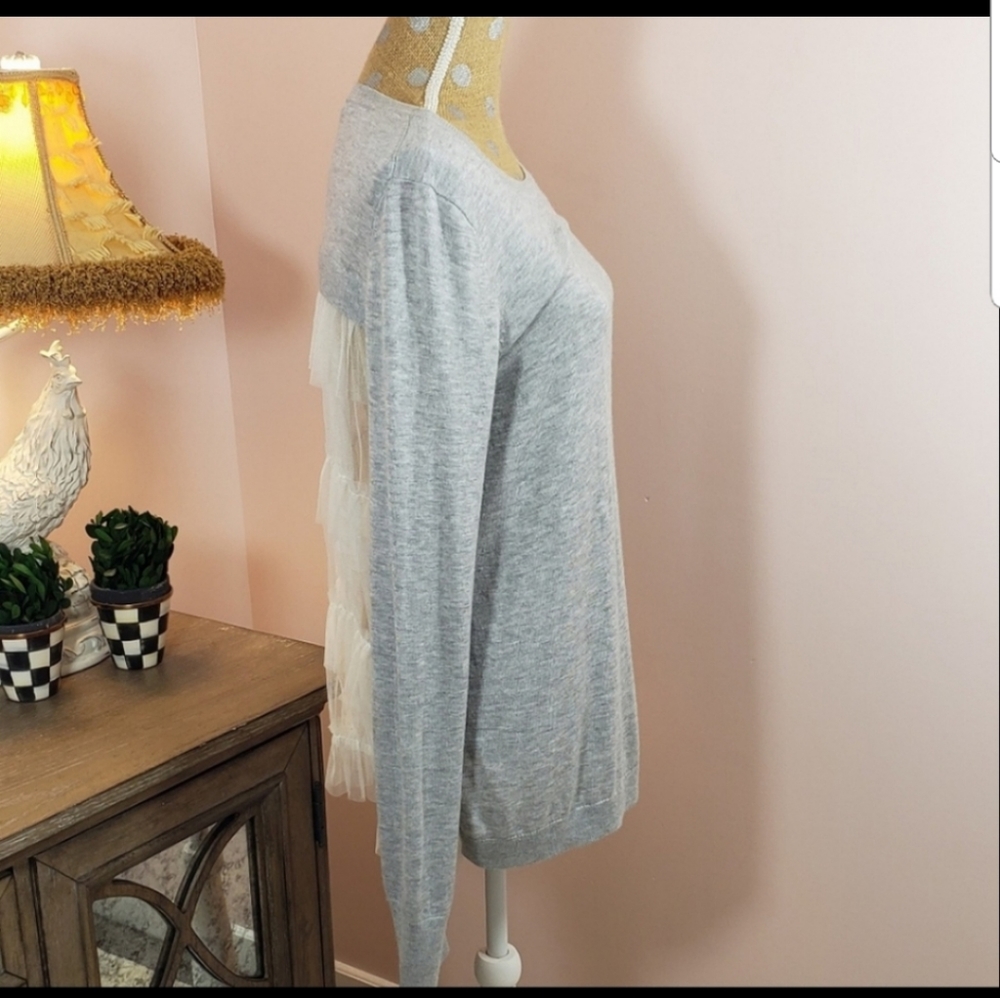Chelsea 28 grey sweater with cream ruffled back